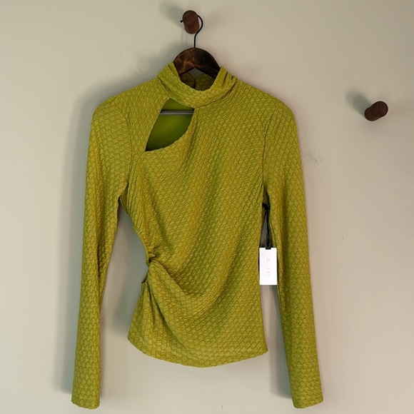 NWT ASTR THE LABEL TEXTURED CUTOUT LONG SLEEVE TOP SIZE MEDIUM PEAR GREEN - Picture 1 of 7